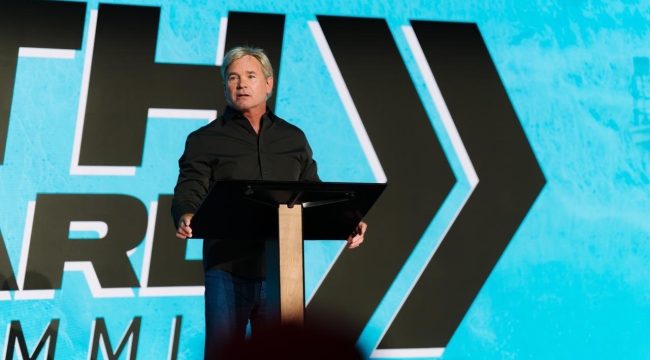 Пастор Джек Хиббс связывает рост антисемитизма с Концом времен и предрекает провал мирного плана Трампа