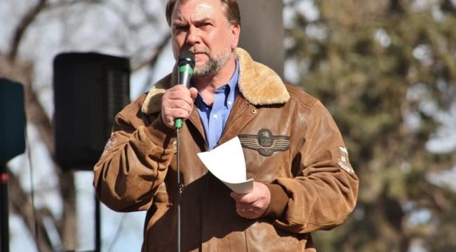 Пастор назвал 'слугами Сатаны' организаторов детских чтений с драг-квинами после ареста своего друга, отказавшегося извиняться за протест