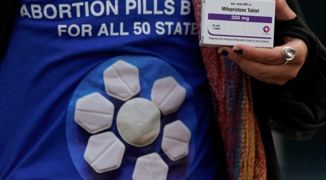 Белый дом отверг требования антиабортников уволить главу FDA из-за задержки проверки препарата для прерывания беременности