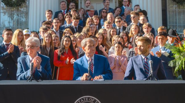 Turning Point USA открывает филиалы более чем в 500 школах Техаса, заявил губернатор