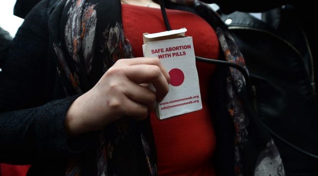 Врач из Огайо обвинён в попытке силой дать беременной подруге абортивные таблетки