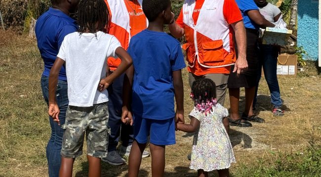 World Vision раздает игрушки детям на Ямайке, пострадавшим от урагана «Мелисса»