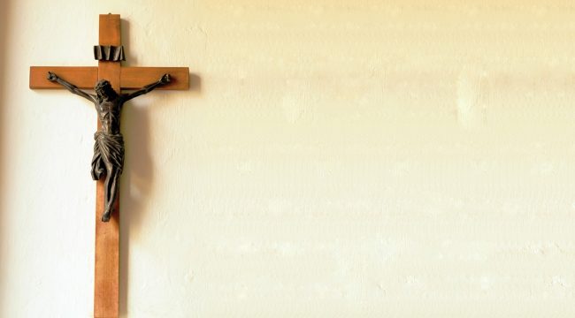 Власти Квебека проголосовали за удаление распятия из зала заседаний городского совета