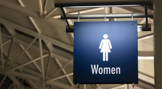 В Техасе запустили «горячую линию» для доносов на «психически нездоровых мужчин» в женских туалетах