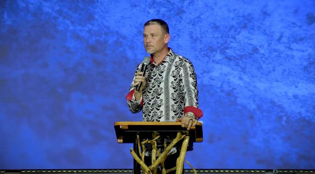 Пастор Грег Локк грозит судом бывшим служителям, обвинившим его в «духовном насилии» и финансовой непрозрачности