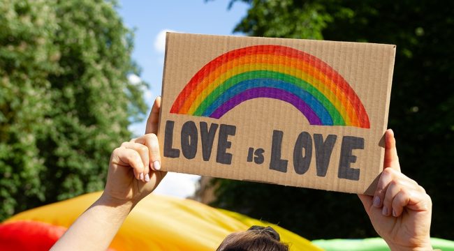 Мэр отстоял отмену приглашения священника на молитву после драг-шоу в церкви