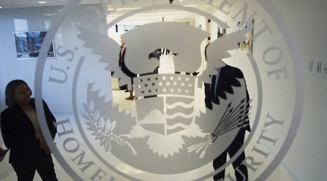 Кристи Ноэм предлагает нелегалам $3000 за добровольную депортацию, угрожая пожизненным запретом на въезд