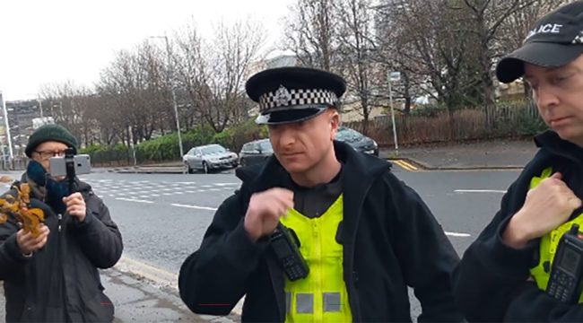 «Со мной обращаются как с преступницей»: Бабушку привлекли к уголовной ответственности за приглашение к разговору у больницы