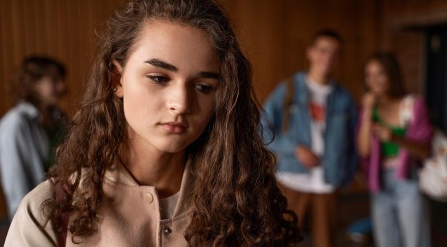 Стоимость жизни стала главной проблемой для молодежи Австралии по данным опроса 2025 года