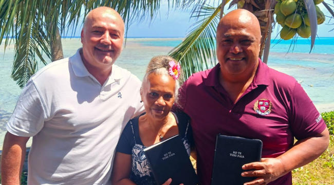 Жители Токелау получили первую полную Библию на родном языке после 26 лет работы