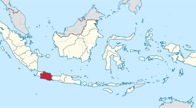 В Индонезии мусульмане живой цепью преградили путь христианам на рождественскую службу