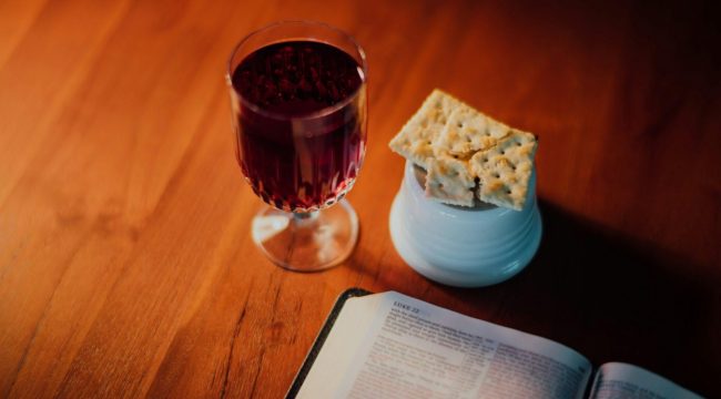 Кто должен совершать таинства?