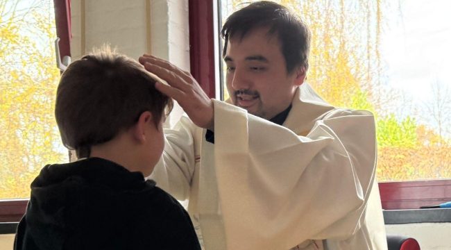 Год в сане: Оптимизм священника между детским садом и похоронами