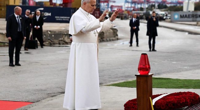 Папа Лев XIV посетил Бейрут: молитва у мемориала жертвам взрыва и встреча с их семьями