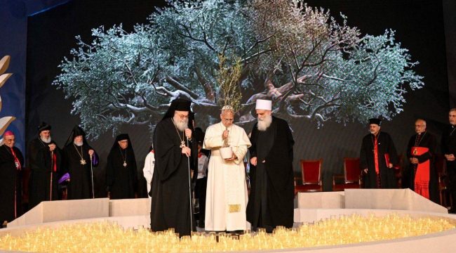 Папа Римский в Бейруте призвал к единству: «Колокола и минареты — единый гимн миру»