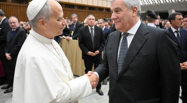 Папа Франциск призвал дипломатов к «разоружению слов» и честности в диалоге