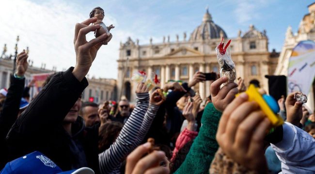 Папа Франциск благословил фигурки Младенца Иисуса для вертепов и призвал детей молиться о мире