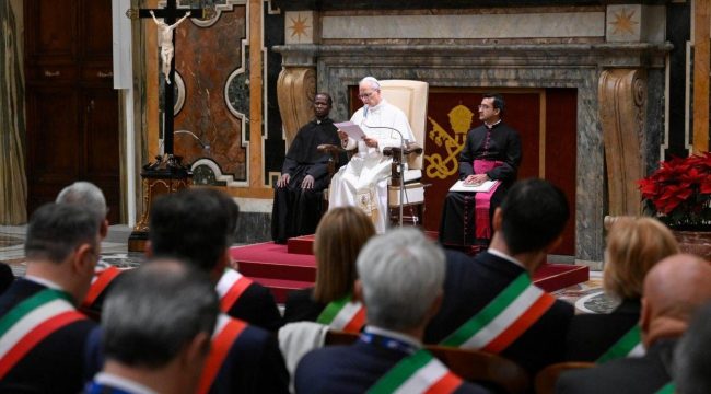 Папа Франциск призвал политиков слушать народ и бороться с бедностью и одиночеством