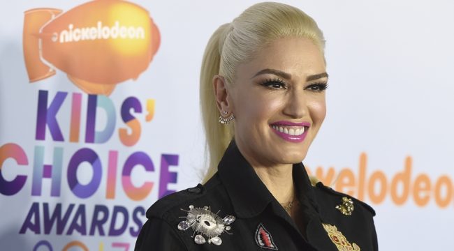 Критика адвент-кампании: Звёзды рекламируют спорное молитвенное приложение Hallow