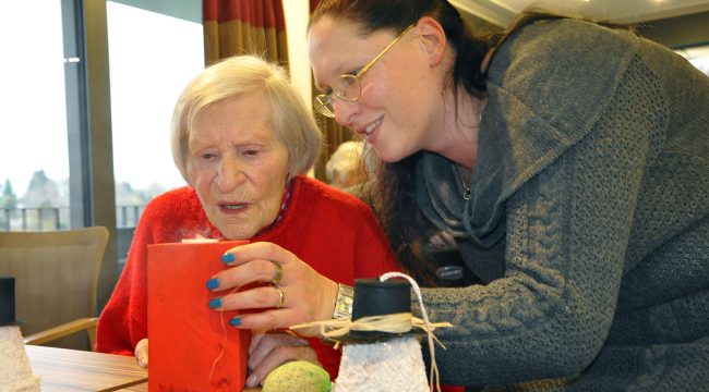 Эксперты: Как создать комфортную атмосферу для людей с деменцией во время праздников