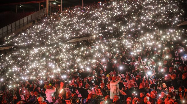 Адвент в ритме стадиона: как рождественское пение объединяет города