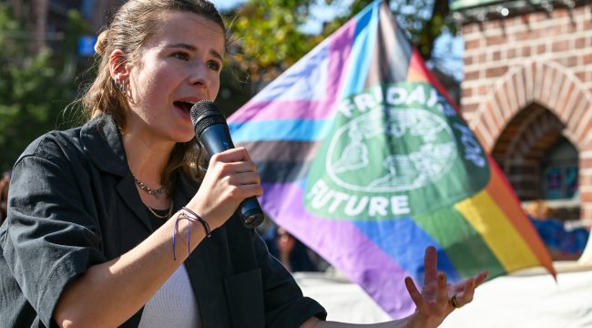 «Пятницы ради будущего» обрушились с критикой на климатическую политику в годовщину Парижского соглашения