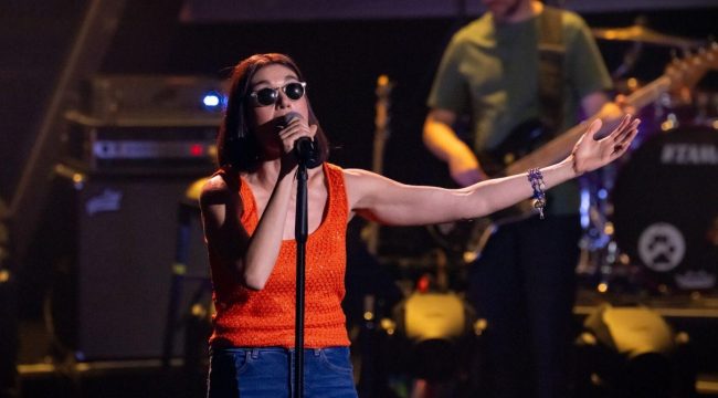 Невидящая участница «Голоса Германии» осеняет себя крестом перед выходом на сцену