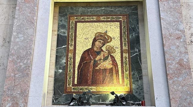 Международная ассоциация мариологов требует пересмотра папской ноты о почитании Марии