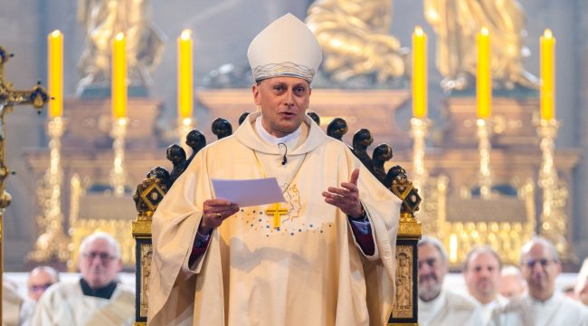 Архиепископ призывает уважать прихожан, приходящих в церковь только на Рождество