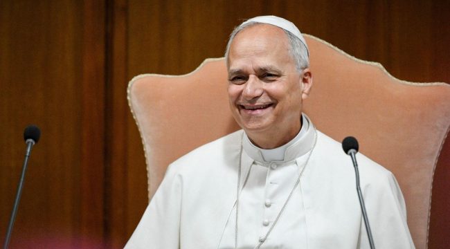 Папа Лев XIV посмеялся над интерпретациями своей мимики журналистами