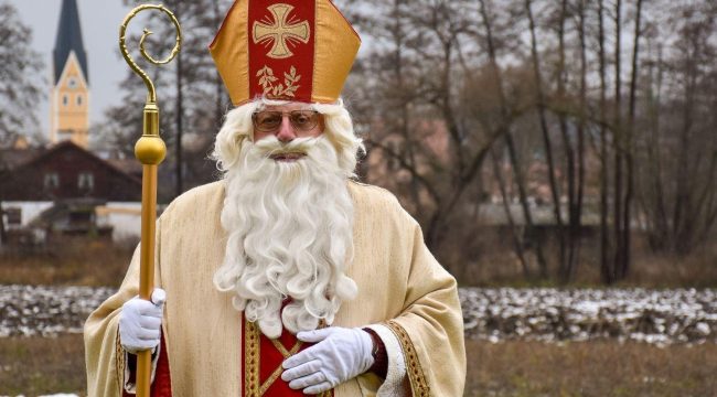 Почему этот мужчина уже более 60 лет играет Николауса для детей и стариков