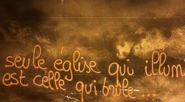 «Единственная церковь, что светит — это горящая»: антихристианские граффити появились на церкви в Марселе