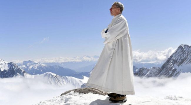 Пастор-референт на лучшем пресс-фото Баварии: медитативный кадр перед службой на вершине Цугшпитце