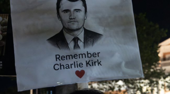 Обвиняемый в убийстве пропагандиста Чарли Кирка впервые предстал перед судом лично