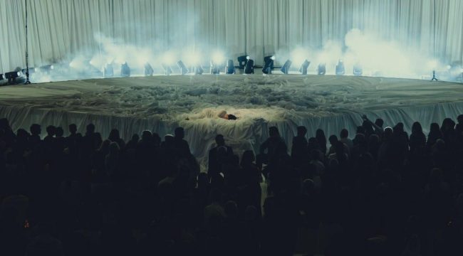 Что альбом «LUX» Росалии говорит о религии сегодня