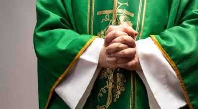 Парижских священников шесть лет обманывала пара мошенников: суд назначен на 2026 год