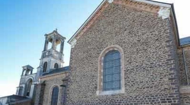 Суд прекратил дело о изнасиловании несовершеннолетнего против бретонского священника, оставив обвинение лишь в употреблении наркотиков