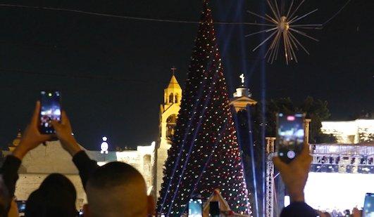 «Свет надежды для нас»: впервые за два года рождественские огни озарили Вифлеем и Иерусалим