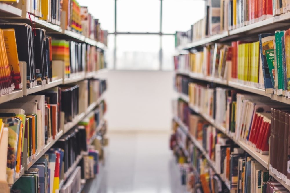 Учителя уволили после заявления, что Великобритания — христианская страна