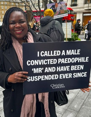 Христиане присоединились к протесту у здания парламента против эксперимента с блокаторами полового созревания