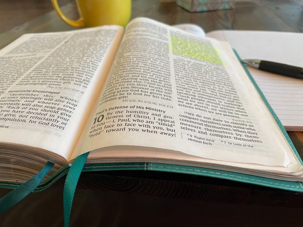 Почему одни сохраняют веру детства, а другие её теряют: новое исследование раскрывает причины