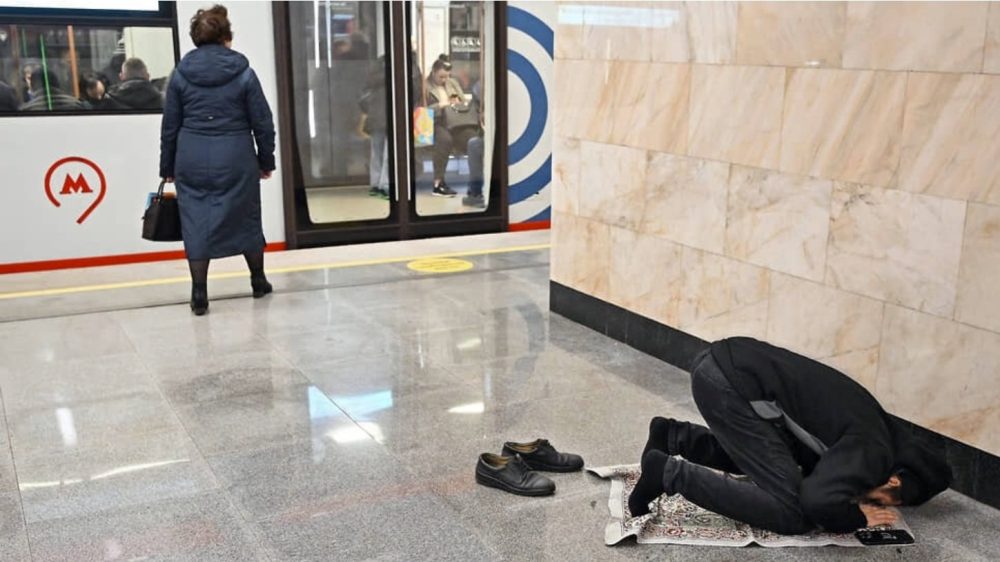 Глава СПЧ Фадеев назвал намазы в метро провокацией, противоречащей исламу