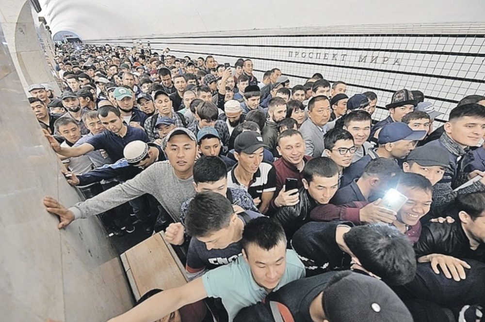 Эксперт-исламовед: метро — неподходящее место для намаза из-за суеты и шума