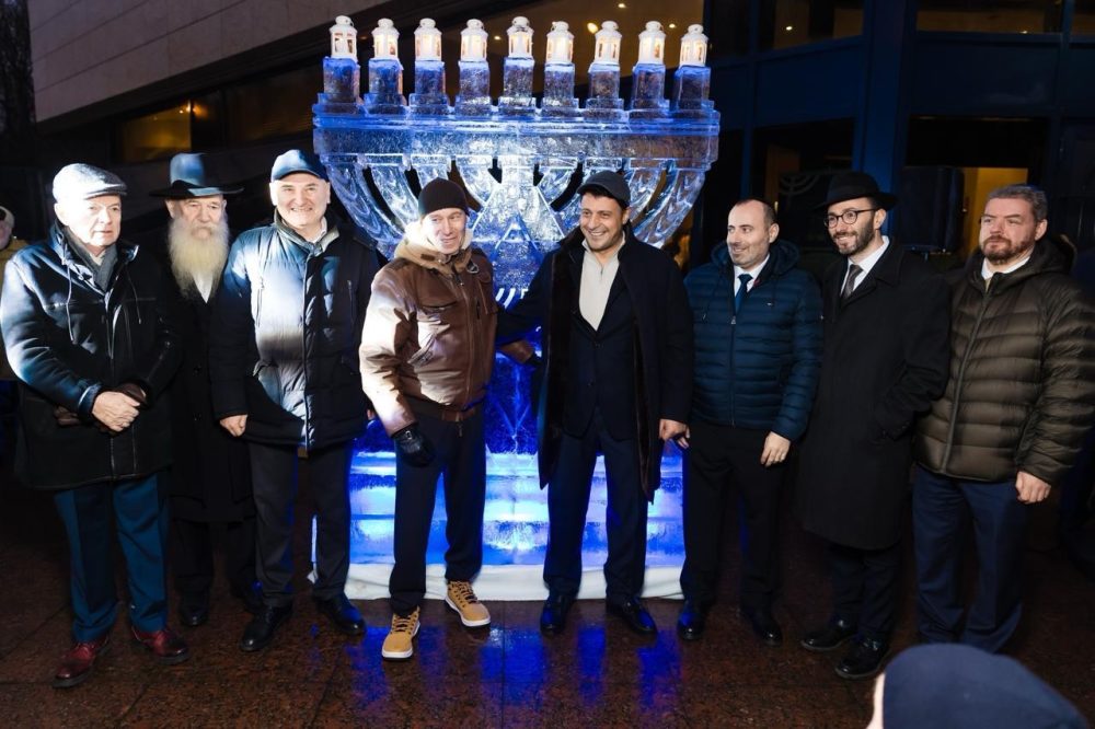 «Рекорд света» на Поклонной горе: в Москве зажгли 2700 ханукальных свечей