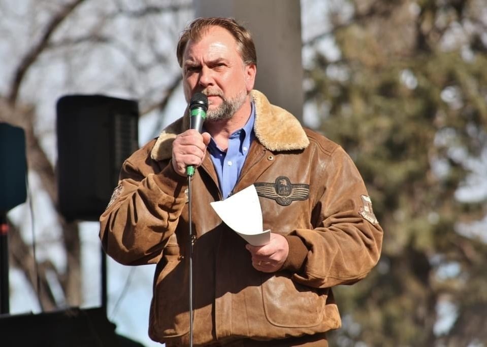 Пастор назвал 'слугами Сатаны' организаторов детских чтений с драг-квинами после ареста своего друга, отказавшегося извиняться за протест