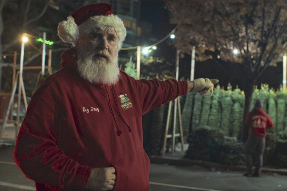 Они жертвуют своим отпуском ради чужих праздников: документалка о незамеченных торговцах елками Нью-Йорка