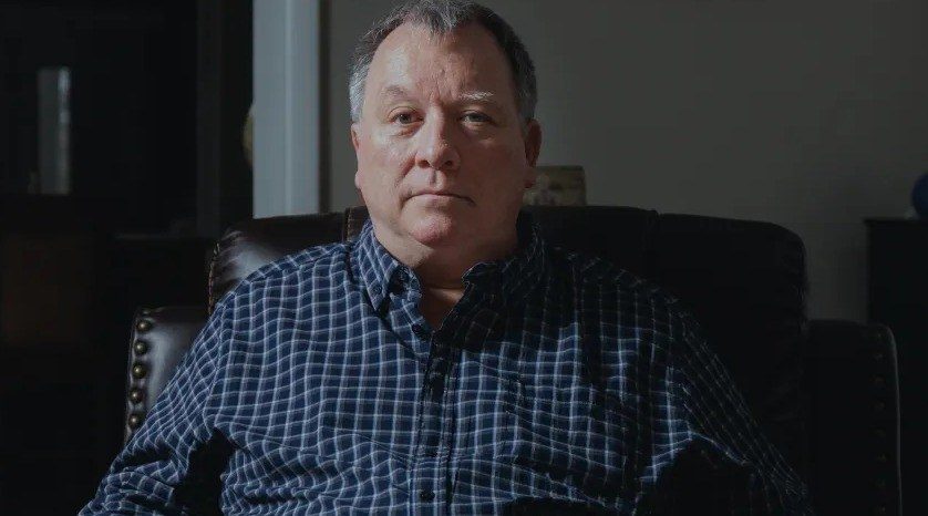 Бывший полицейский подал в суд на шерифа после ареста за мем о покушении на Чарли Кирка