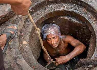 Исторический иск требует защиты для пакистанских ассенизаторов, большинство из которых — христиане