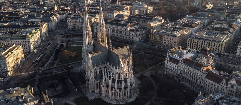 Венская архиепархия осудила вывешивание палестинских флагов на Вотивкирхе