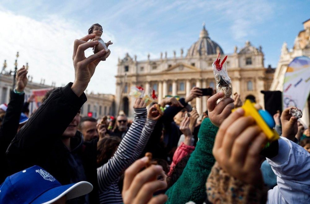 Папа Франциск благословил фигурки Младенца Иисуса для вертепов и призвал детей молиться о мире